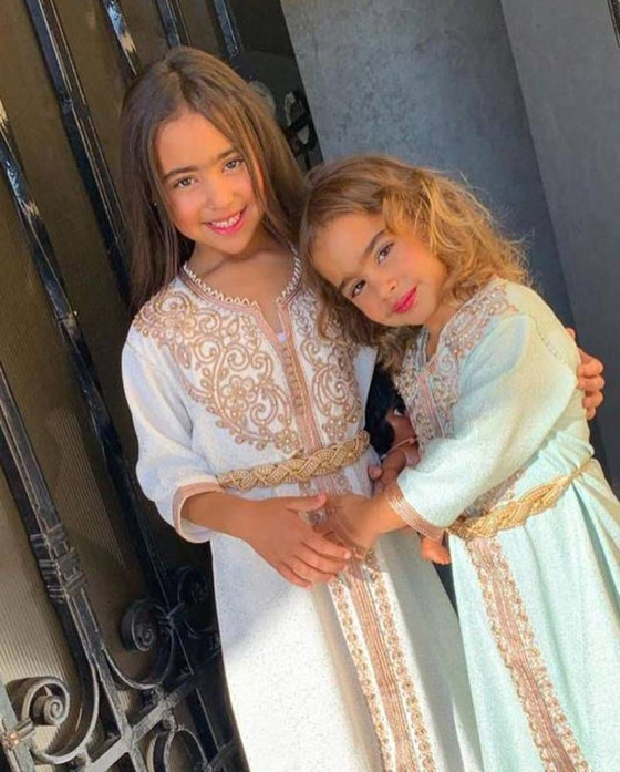 فيديو: تامر حسني يفاجئ الجمهور ويحضن ابنتيه 