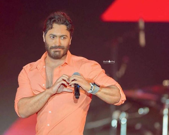 فيديو: تامر حسني يفاجئ الجمهور ويحضن ابنتيه 