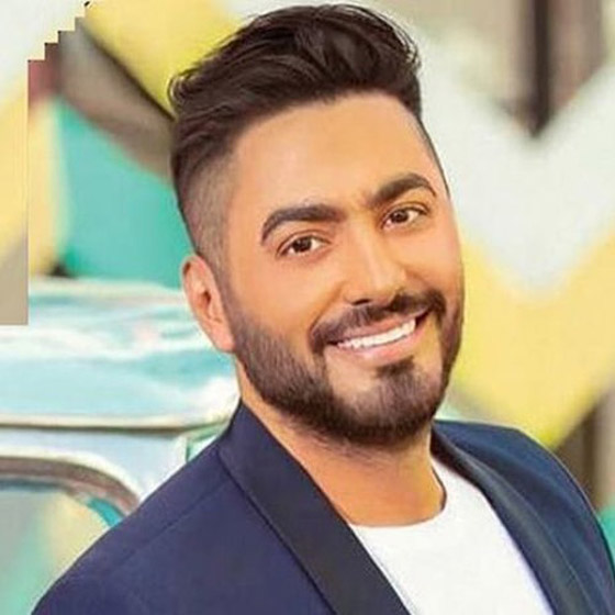 فيديو: تامر حسني يفاجئ الجمهور ويحضن ابنتيه 