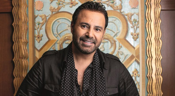 ‏فيديو وصور عاصي الحلاني في رقصة غريبة على المسرح تثير التساؤلات صورة رقم 3