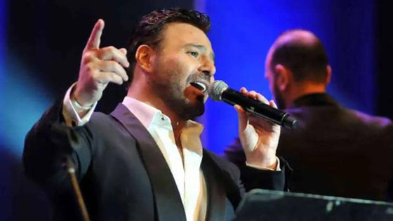 ‏فيديو وصور عاصي الحلاني في رقصة غريبة على المسرح تثير التساؤلات صورة رقم 5