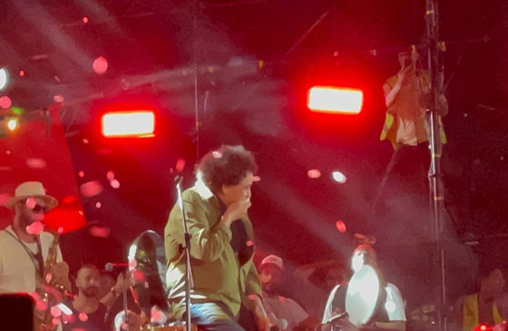 محمد منير يبكي حزناً على رحيل صديقه خلال حفله الغنائي صورة رقم 2