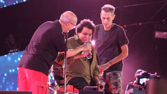 محمد منير يبكي حزناً على رحيل صديقه خلال حفله الغنائي صورة رقم 3