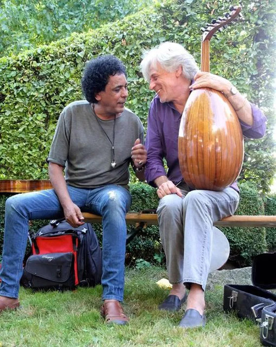 محمد منير يبكي حزناً على رحيل صديقه خلال حفله الغنائي صورة رقم 1