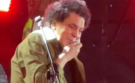 محمد منير يبكي حزناً على رحيل صديقه خلال حفله الغنائي صورة رقم 5