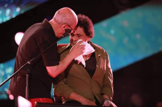 محمد منير يبكي حزناً على رحيل صديقه خلال حفله الغنائي صورة رقم 4