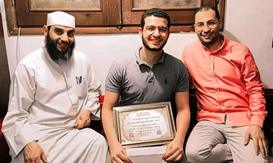 فيديو: شاب يقرأ القرآن الكريم كاملا في سبع ساعات دون أخطاء! صورة رقم 4