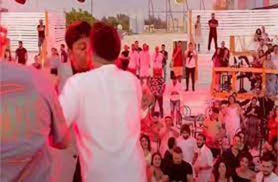 فيديو وصور قبلة عمر كمال وعبد الباسط حمودة على الفم تذهل الجميع واتهامهما بالشذوذ! صورة رقم 5