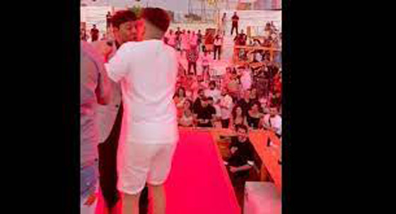 فيديو وصور قبلة عمر كمال وعبد الباسط حمودة على الفم تذهل الجميع واتهامهما بالشذوذ! صورة رقم 6