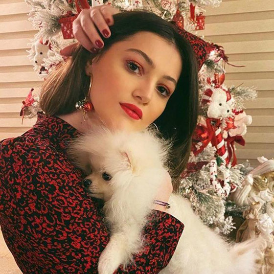 صور ابنة عاصي الحلاني الصُغرى بفستان أحمر 