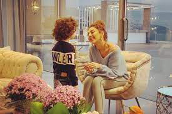 فيديو طريف: ابن ميريام فارس يرقص ببراءة وابتسامة عذبة على اغنية 