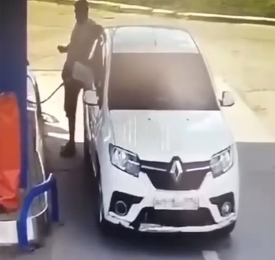 أضرم النيران بنفسه بالخطأ.. حاول إشعال سيجارة وهو يملأ سيارته بالبنزين صورة رقم 1