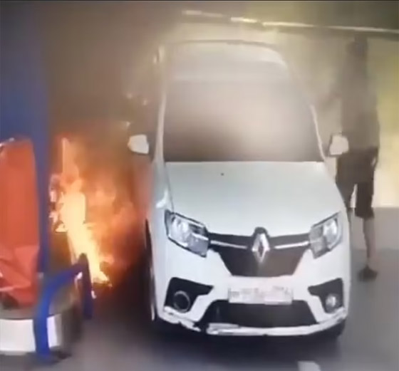 أضرم النيران بنفسه بالخطأ.. حاول إشعال سيجارة وهو يملأ سيارته بالبنزين صورة رقم 5