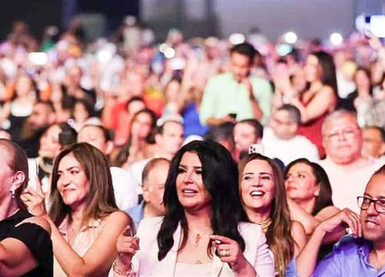 فيديو وصور: كاظم الساهر يمازح جمهوره: فرحانين ولابسين تي شيرتات وأنا بالبدلة! صورة رقم 3