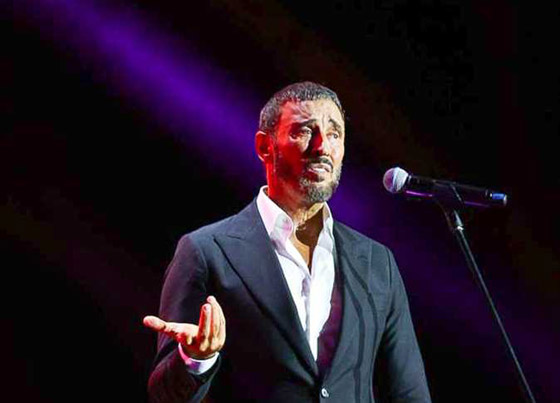 فيديو وصور: كاظم الساهر يمازح جمهوره: فرحانين ولابسين تي شيرتات وأنا بالبدلة! صورة رقم 4
