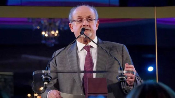 تعرض كبده للتلف وقد يفقد إحدى عينيه.. الكشف عن الحالة الصحية لسلمان رشدي بعد تعرضه للطعن والشرطة تحدد هوية المهاجم صورة رقم 1