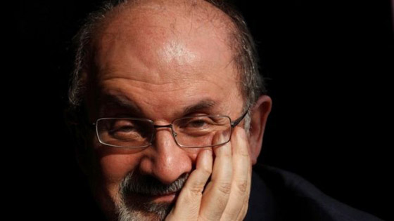 تعرض كبده للتلف وقد يفقد إحدى عينيه.. الكشف عن الحالة الصحية لسلمان رشدي بعد تعرضه للطعن والشرطة تحدد هوية المهاجم صورة رقم 3