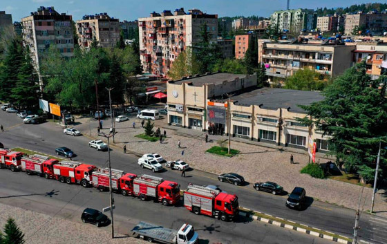 فيديو: مسلح يحتجز رهائن في بنك في جورجيا مطالبا بمليوني دولار صورة رقم 2