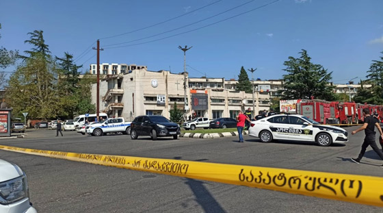 فيديو: مسلح يحتجز رهائن في بنك في جورجيا مطالبا بمليوني دولار صورة رقم 9