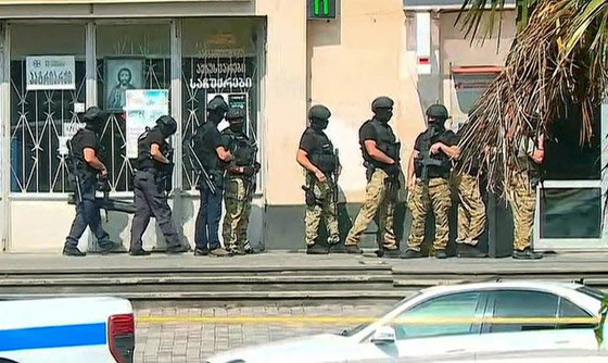 فيديو: مسلح يحتجز رهائن في بنك في جورجيا مطالبا بمليوني دولار صورة رقم 10