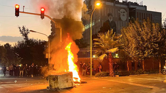 إيرانيات تحرقن أغطية رؤوسهن خلال مظاهرات واحتجاجات معادية للحجاب صورة رقم 12