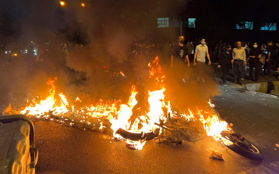 إيرانيات تحرقن أغطية رؤوسهن خلال مظاهرات واحتجاجات معادية للحجاب صورة رقم 13