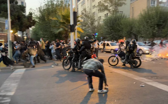 إيرانيات تحرقن أغطية رؤوسهن خلال مظاهرات واحتجاجات معادية للحجاب صورة رقم 14