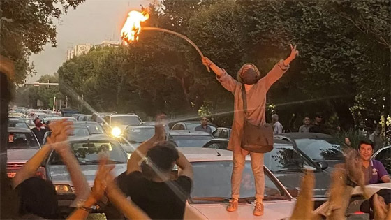 إيرانيات تحرقن أغطية رؤوسهن خلال مظاهرات واحتجاجات معادية للحجاب صورة رقم 1