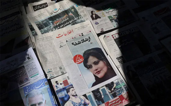 إيرانيات تحرقن أغطية رؤوسهن خلال مظاهرات واحتجاجات معادية للحجاب صورة رقم 16