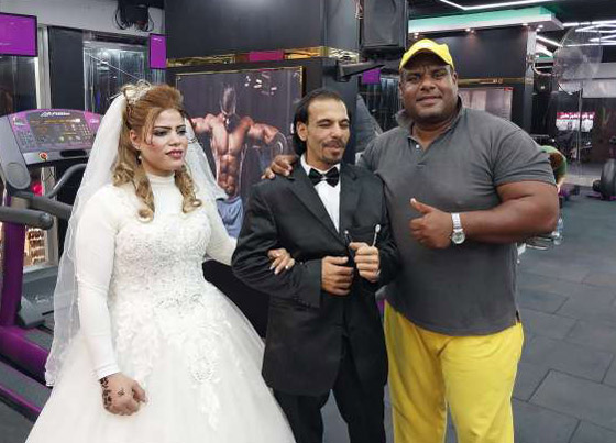حملت عريسها بيد واحدة.. مصرية ترفع الأثقال خلال زفافها بالجيم! فيديو صورة رقم 3