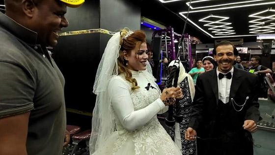 حملت عريسها بيد واحدة.. مصرية ترفع الأثقال خلال زفافها بالجيم! فيديو صورة رقم 4