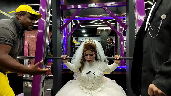 حملت عريسها بيد واحدة.. مصرية ترفع الأثقال خلال زفافها بالجيم! فيديو صورة رقم 5
