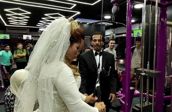 حملت عريسها بيد واحدة.. مصرية ترفع الأثقال خلال زفافها بالجيم! فيديو صورة رقم 6