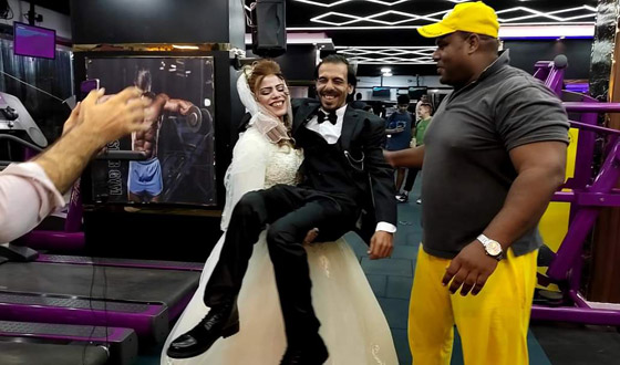 حملت عريسها بيد واحدة.. مصرية ترفع الأثقال خلال زفافها بالجيم! فيديو صورة رقم 7