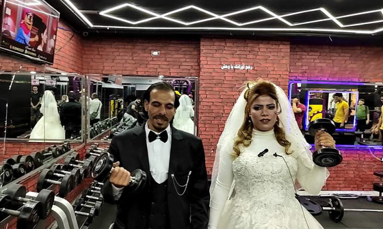 حملت عريسها بيد واحدة.. مصرية ترفع الأثقال خلال زفافها بالجيم! فيديو صورة رقم 9