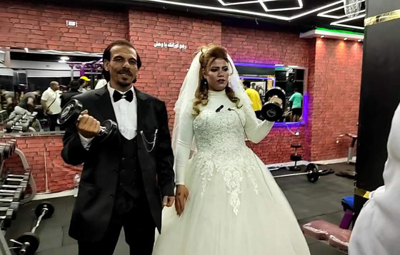 حملت عريسها بيد واحدة.. مصرية ترفع الأثقال خلال زفافها بالجيم! فيديو صورة رقم 2