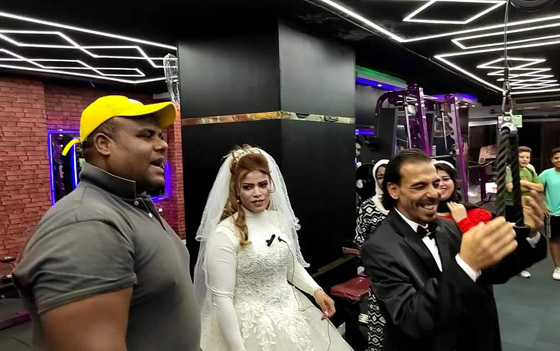 حملت عريسها بيد واحدة.. مصرية ترفع الأثقال خلال زفافها بالجيم! فيديو صورة رقم 10