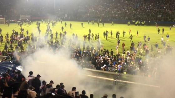 فيديو: 174 قتيلا و180 جريحا بأعمال شغب عقب مباراة كرة قدم بإندونيسيا صورة رقم 1