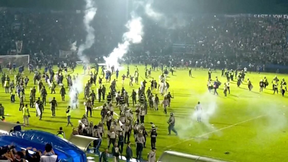 فيديو: 174 قتيلا و180 جريحا بأعمال شغب عقب مباراة كرة قدم بإندونيسيا صورة رقم 8