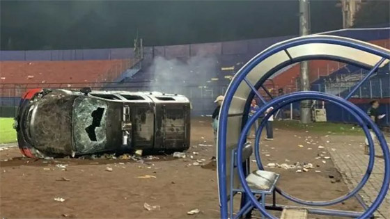 فيديو: 174 قتيلا و180 جريحا بأعمال شغب عقب مباراة كرة قدم بإندونيسيا صورة رقم 10