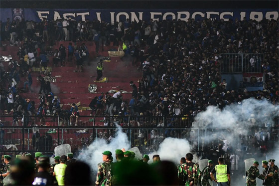 فيديو: 174 قتيلا و180 جريحا بأعمال شغب عقب مباراة كرة قدم بإندونيسيا صورة رقم 12