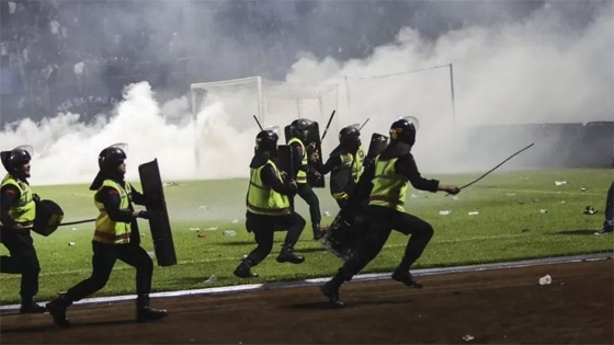 فيديو: 174 قتيلا و180 جريحا بأعمال شغب عقب مباراة كرة قدم بإندونيسيا صورة رقم 14
