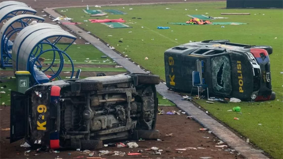 فيديو: 174 قتيلا و180 جريحا بأعمال شغب عقب مباراة كرة قدم بإندونيسيا صورة رقم 15