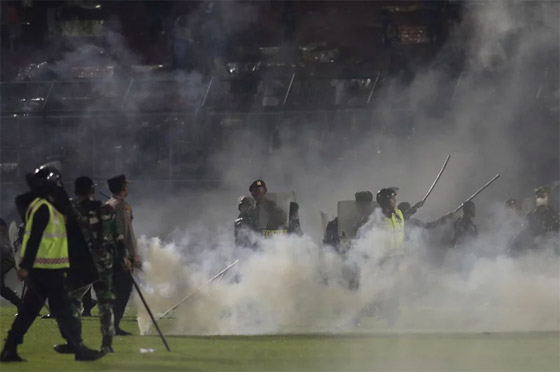 فيديو: 174 قتيلا و180 جريحا بأعمال شغب عقب مباراة كرة قدم بإندونيسيا صورة رقم 16