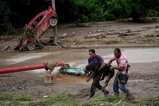 فيديو وصور: مقتل 25 وفقدان 52 وتشرد العشرات في فيضانات فنزويلا صورة رقم 9