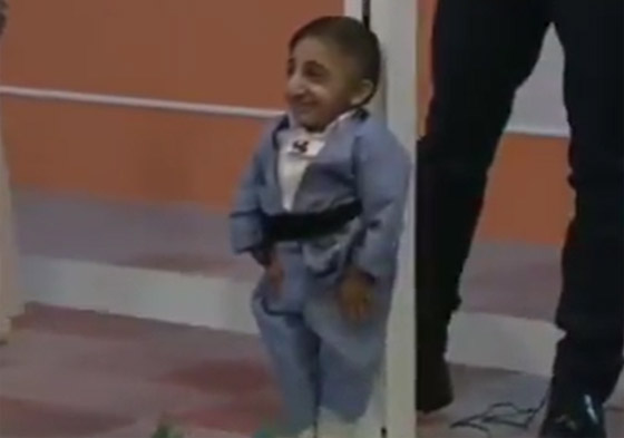 طوله 64.7 سنتيمتر.. شاب إيراني يستعد للقب أقصر رجل في العالم صورة رقم 1