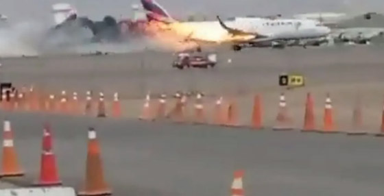 فيديو.. طائرة تصطدم بعربة إطفاء وتتحول إلى كرة لهب صورة رقم 1