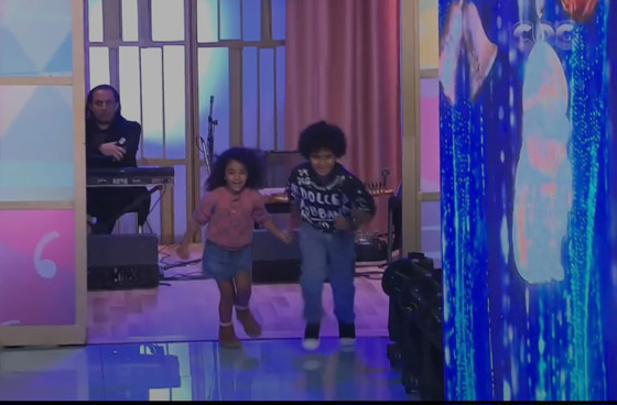 فيديو: محمد رمضان يظهر مع ابنيه لأول مرة وابنته تقلّده وتخطف الانظار بشقاوتها صورة رقم 5