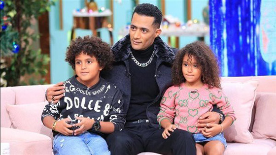 فيديو: محمد رمضان يظهر مع ابنيه لأول مرة وابنته تقلّده وتخطف الانظار بشقاوتها صورة رقم 1