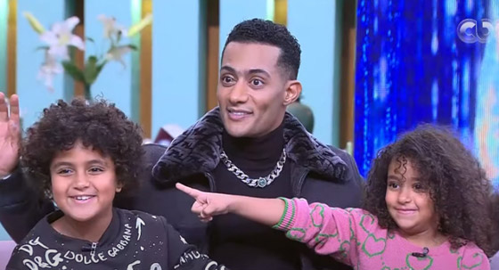 فيديو: محمد رمضان يظهر مع ابنيه لأول مرة وابنته تقلّده وتخطف الانظار بشقاوتها صورة رقم 7